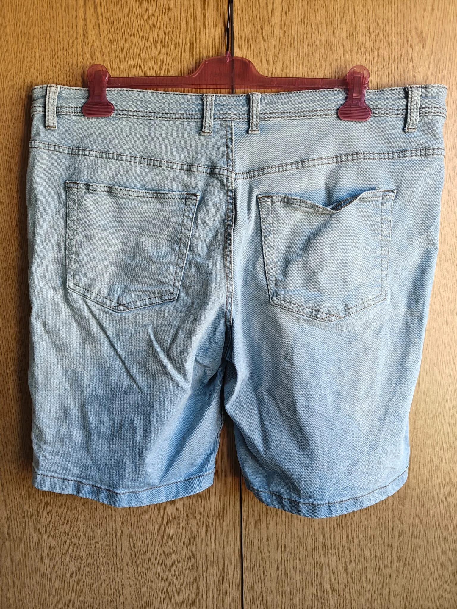 Pantalones cortos de mezclilla en tono azul claro – photo 3